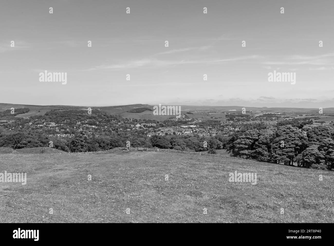 Vista dal Buxton Country Park della città di Buxton nel Peak District Foto Stock