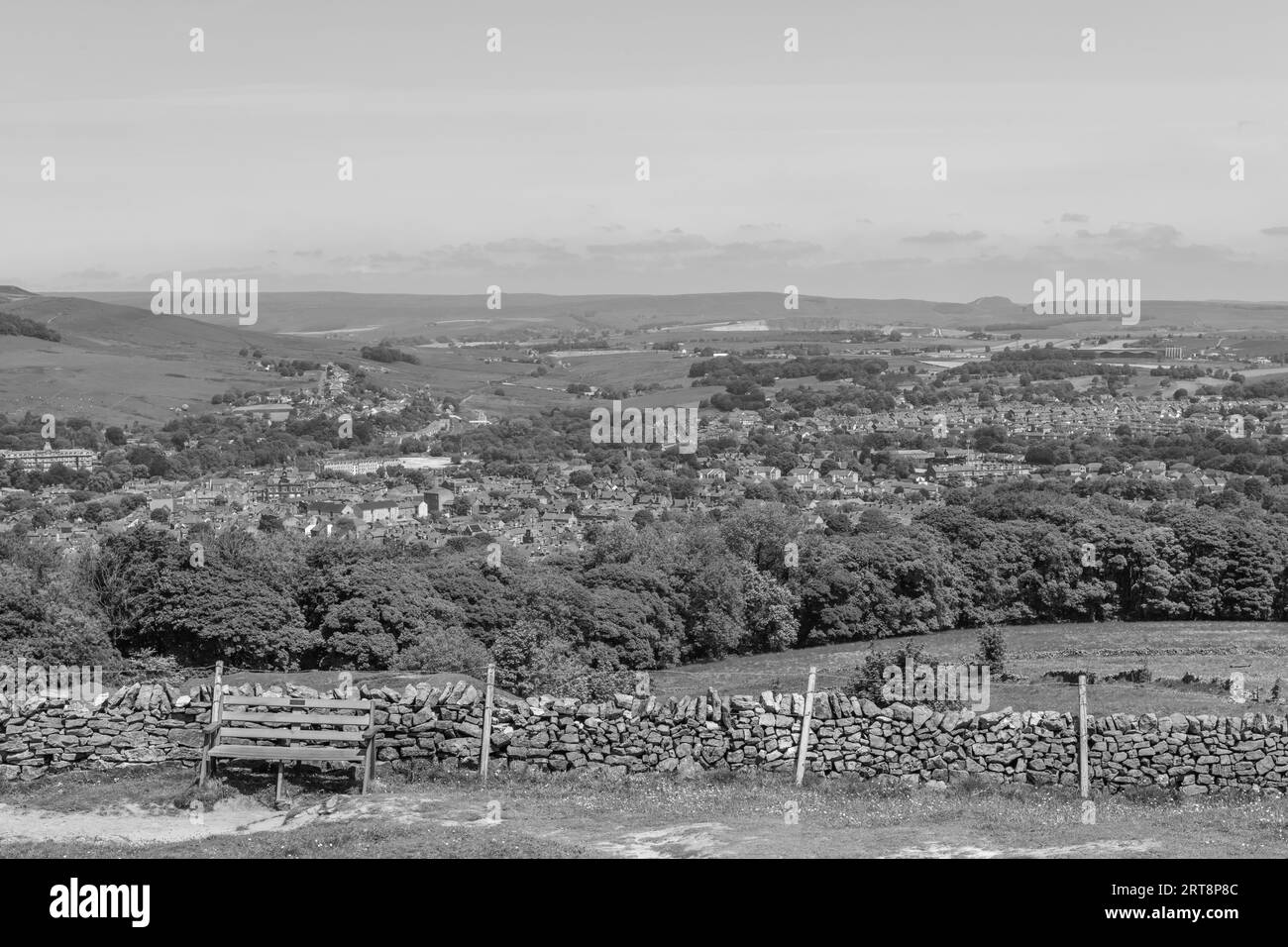 Vista dal Buxton Country Park della città di Buxton nel Peak District Foto Stock