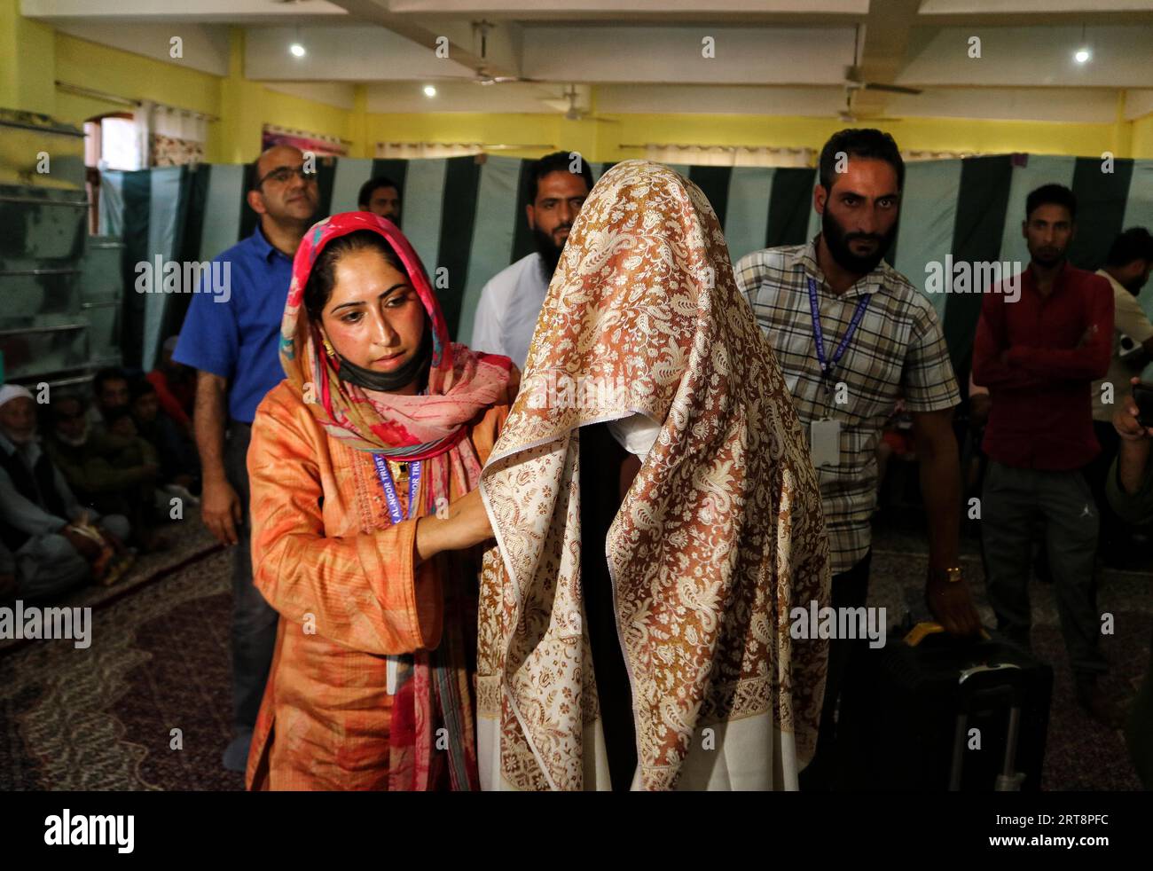 Srinagar, India. 9 ottobre 2023. 10 settembre 2023, Srinagar Kashmir, India: Una ragazza musulmana del Kashmir in abito da sposa arriva per un evento di matrimonio di massa a Srinagar. I matrimoni di massa in India sono organizzati da organizzazioni sociali principalmente per aiutare le famiglie economicamente arretrate che non possono permettersi gli alti costi delle cerimonie, così come la dote consueta e i doni costosi che sono ancora prevalenti in molte comunità. Il 10 settembre 2023 a Srinagar Kashmir, India. (Foto di Firdous Nazir/Eyepix Group/Sipa USA) credito: SIPA USA/Alamy Live News Foto Stock