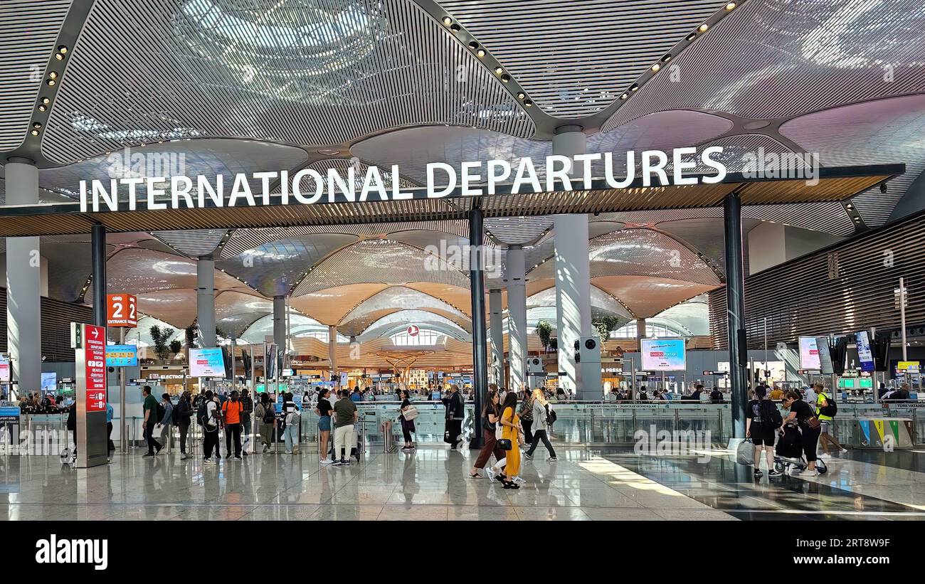 Istanbul, Turchia - 27 giugno 2023: Ingresso all'area di controllo passaporti dei voli internazionali nell'aeroporto di Istanbul. I passeggeri sono controllati per i passaporti e. Foto Stock