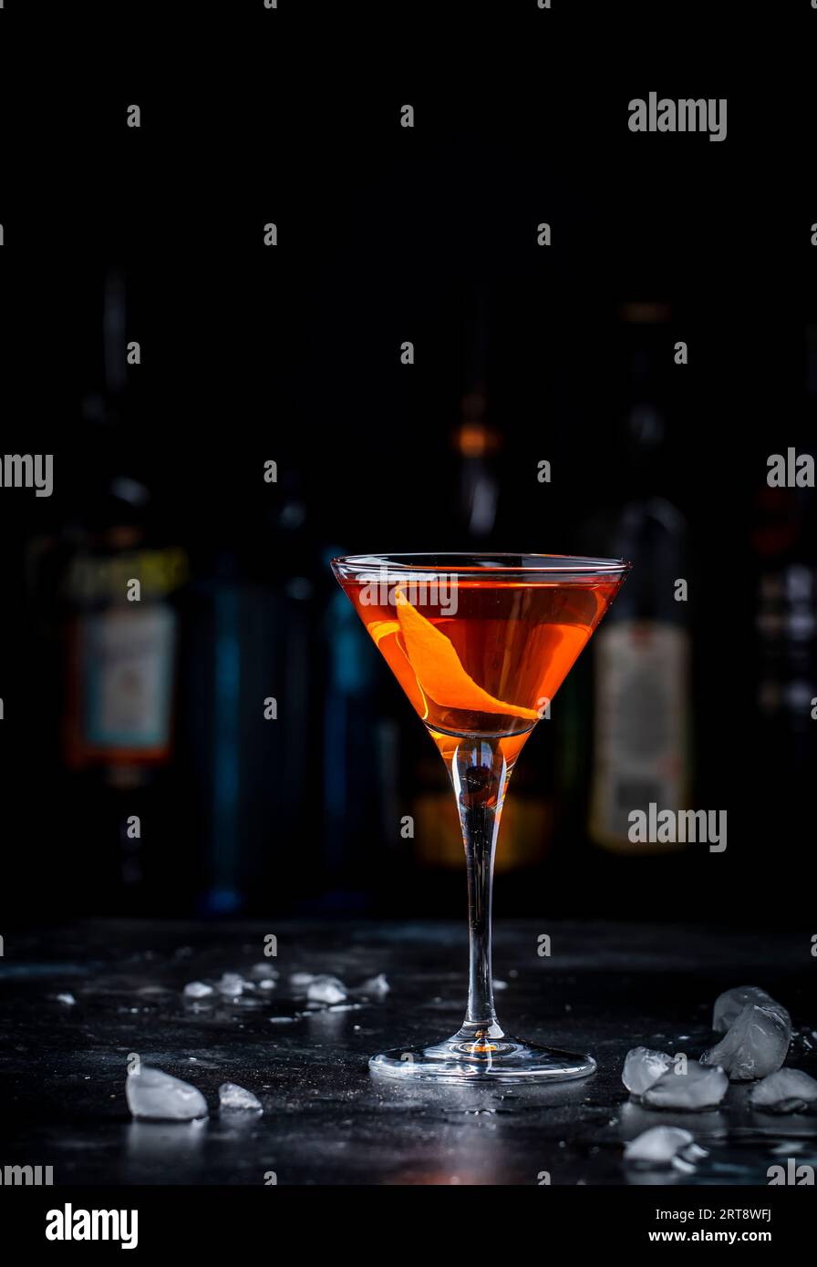 Bobby Burns forte cocktail drink con whisky scotch, vermouth e liquore in un bicchiere di martini, sfondo scuro da bar Foto Stock