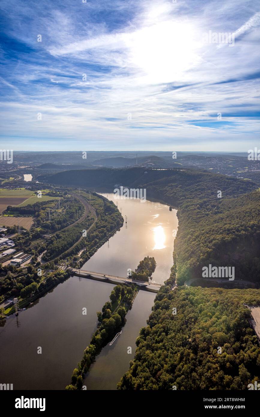 Vista aerea, Hengsteysee con il ponte della Ruhr Dortmunder Straße alla luce della sera, vista a distanza e montagne Ardey, Boele, Hagen, area della Ruhr, Reno settentrionale-W. Foto Stock