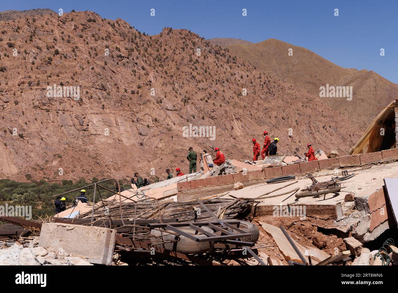 Sylvain Rostaing/le Pictorium - terremoto in Marocco. , . Marocco/Marrakech - le conseguenze del terremoto in Marocco nel settembre 2023, i villaggi dell'Atlante sono stati i più duramente colpiti dal terremoto, alcuni come Talat N Yaqoub sono stati addirittura spazzati via dalla mappa, i soccorritori stanno cercando di salvare vite umane. Crediti: LE PICTORIUM/Alamy Live News Foto Stock