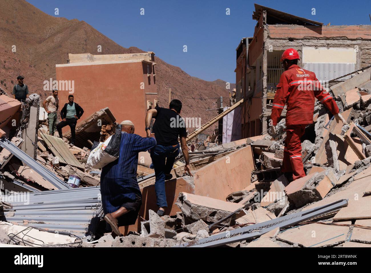 Sylvain Rostaing/le Pictorium - terremoto in Marocco. , . Marocco/Marrakech - le conseguenze del terremoto in Marocco nel settembre 2023, i villaggi dell'Atlante sono stati i più duramente colpiti dal terremoto, alcuni come Talat N Yaqoub sono stati addirittura spazzati via dalla mappa, i soccorritori stanno cercando di salvare vite umane. Crediti: LE PICTORIUM/Alamy Live News Foto Stock