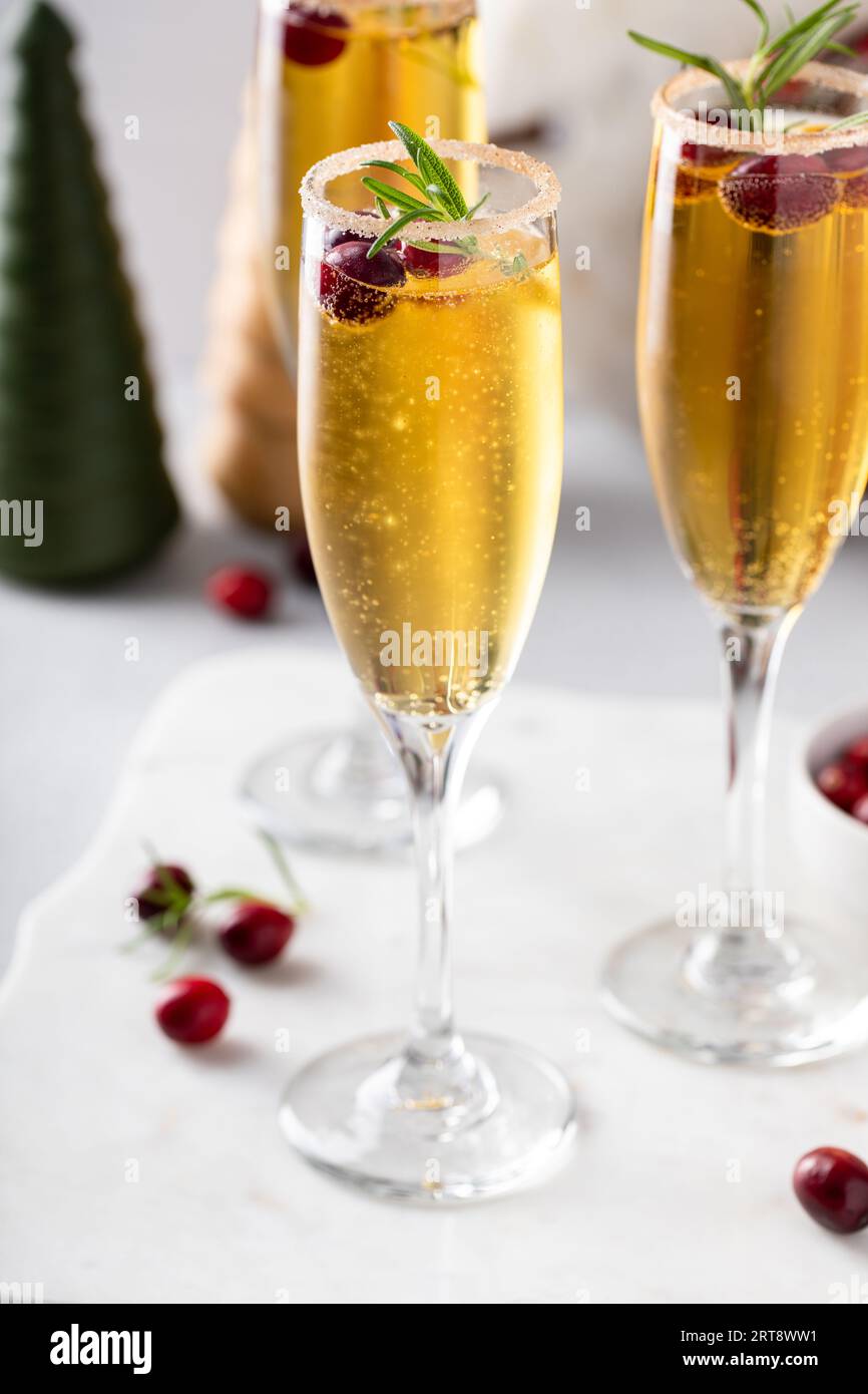 Cocktail mimosa di sidro di mele con mirtilli rossi per Natale o il giorno del Ringraziamento Foto Stock