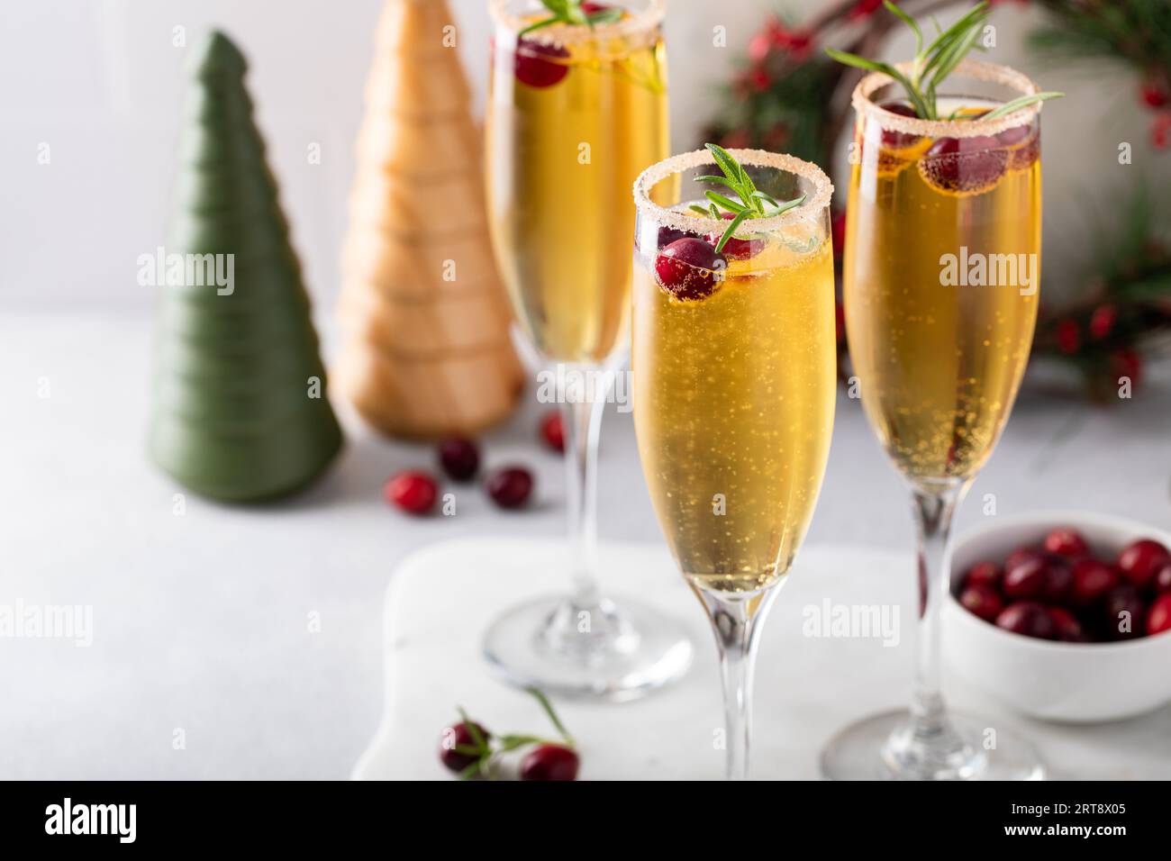 Cocktail mimosa di sidro di mele con mirtilli rossi per Natale o il giorno del Ringraziamento Foto Stock