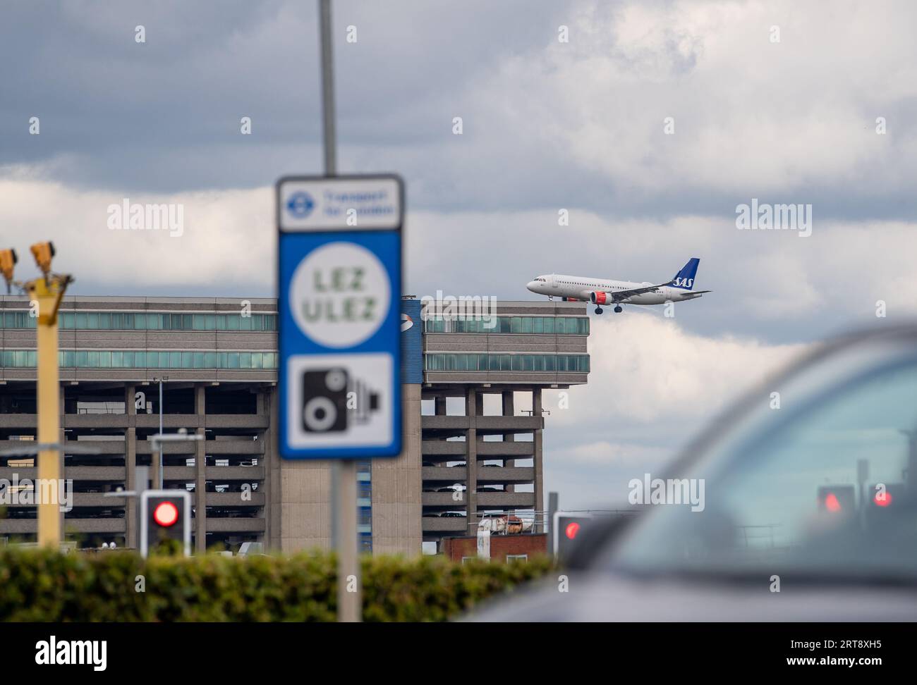 Feltham, Regno Unito. 11 settembre 2023. Aeroporto Heathrow di Londra (LHR). Heathrow ora rientra nella zona a emissioni ultra basse (ULEZ), il che significa che i passeggeri che viaggiano per Londra Heathrow che non dispongono di un veicolo conforme a ULEZ dovranno pagare £ 12,50. Crediti: Alamy Live News/DLeLifeZ Foto Stock