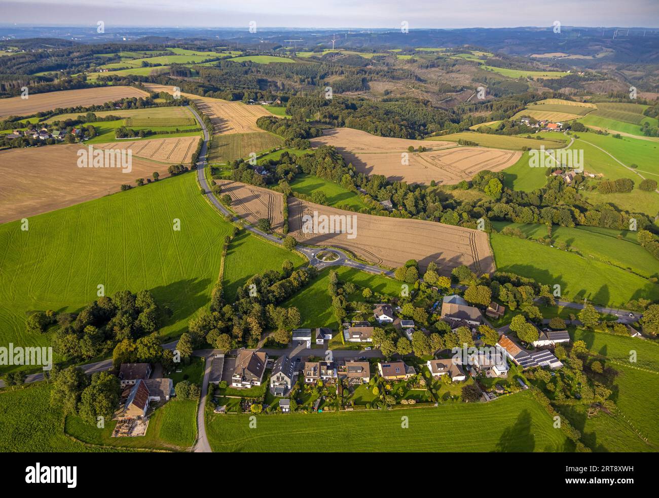 Vista aerea, cerchio stradale con collegamento stradale strada statale L528 per il distretto di Zurstraße, percorso pedonale programmato e pista ciclabile, Königsheide, Breckerfel Foto Stock