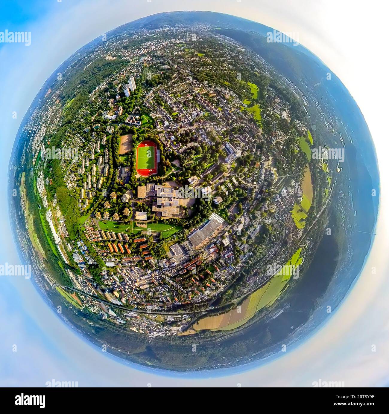 Vista aerea, quartiere Helfe, ospedale cattolico Hagen St.-Johannes-Hospital, struttura sportiva distrettuale Helfe con Fritz-Steinhoff-Gesamtschule, Globe, f Foto Stock