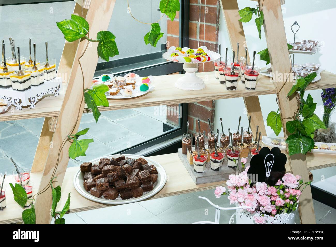 Eventi sociali; tavolo da dessert individuale per gli ospiti Foto Stock