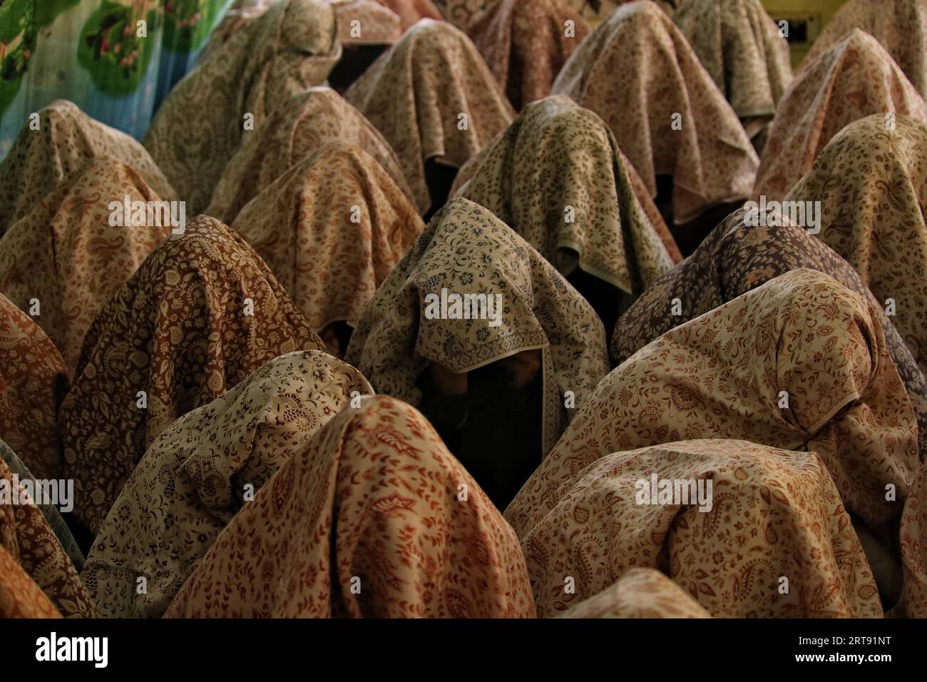 Srinagar, Kashmir, India. 10 settembre 2023. Le spose musulmane del Kashmir si siedono durante un evento nuziale di massa a Srinagar. I matrimoni di massa in India sono organizzati da organizzazioni sociali principalmente per aiutare le famiglie economicamente arretrate che non possono permettersi gli alti costi delle cerimonie, così come la dote consueta e i doni costosi che sono ancora prevalenti in molte comunità. Il 10 settembre 2023 a Srinagar Kashmir, India. (Foto di Firdous Nazir/Eyepix Group (immagine di credito: © Firdous Nazir/eyepix via ZUMA Press Wire) SOLO USO EDITORIALE! Non per USO commerciale! Foto Stock