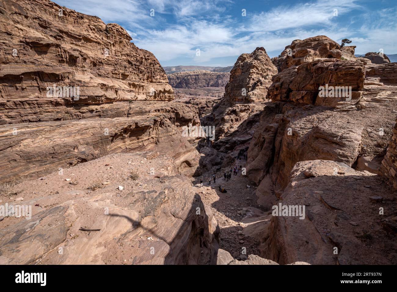 Paesaggio roccioso che circonda il percorso verso l'edificio del monastero (ad Deir), il sito archeologico di Petra, Giordania Foto Stock