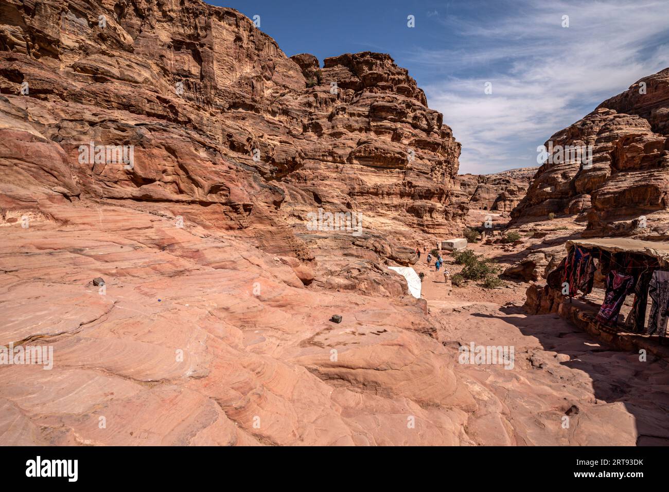 Paesaggio roccioso che circonda il percorso verso l'edificio del monastero (ad Deir), il sito archeologico di Petra, Giordania Foto Stock