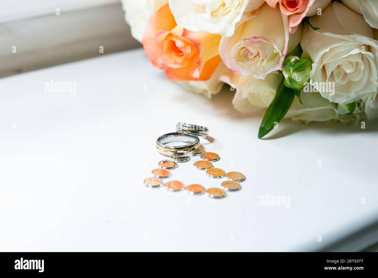 Anelli nuziali d'oro simbolo dell'amore e della famiglia. Foto Stock