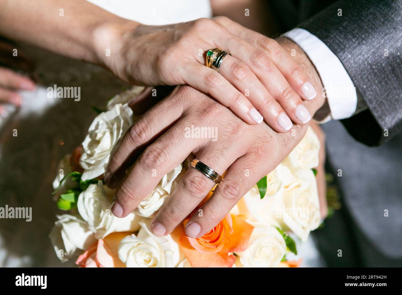 Coppia appena sposata; mani con anelli nuziali. Foto Stock