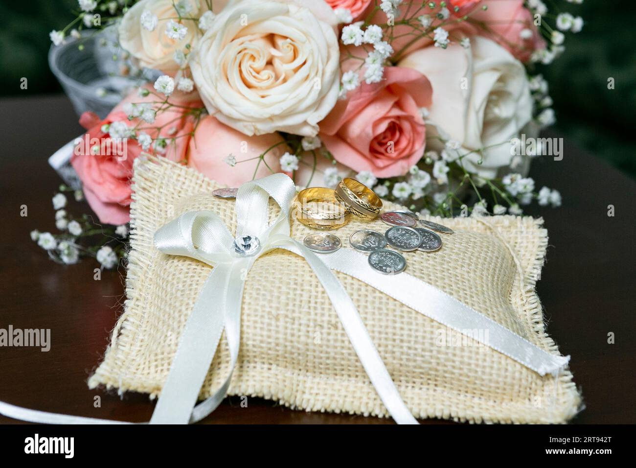Anelli nuziali d'oro simbolo dell'amore e della famiglia. Foto Stock