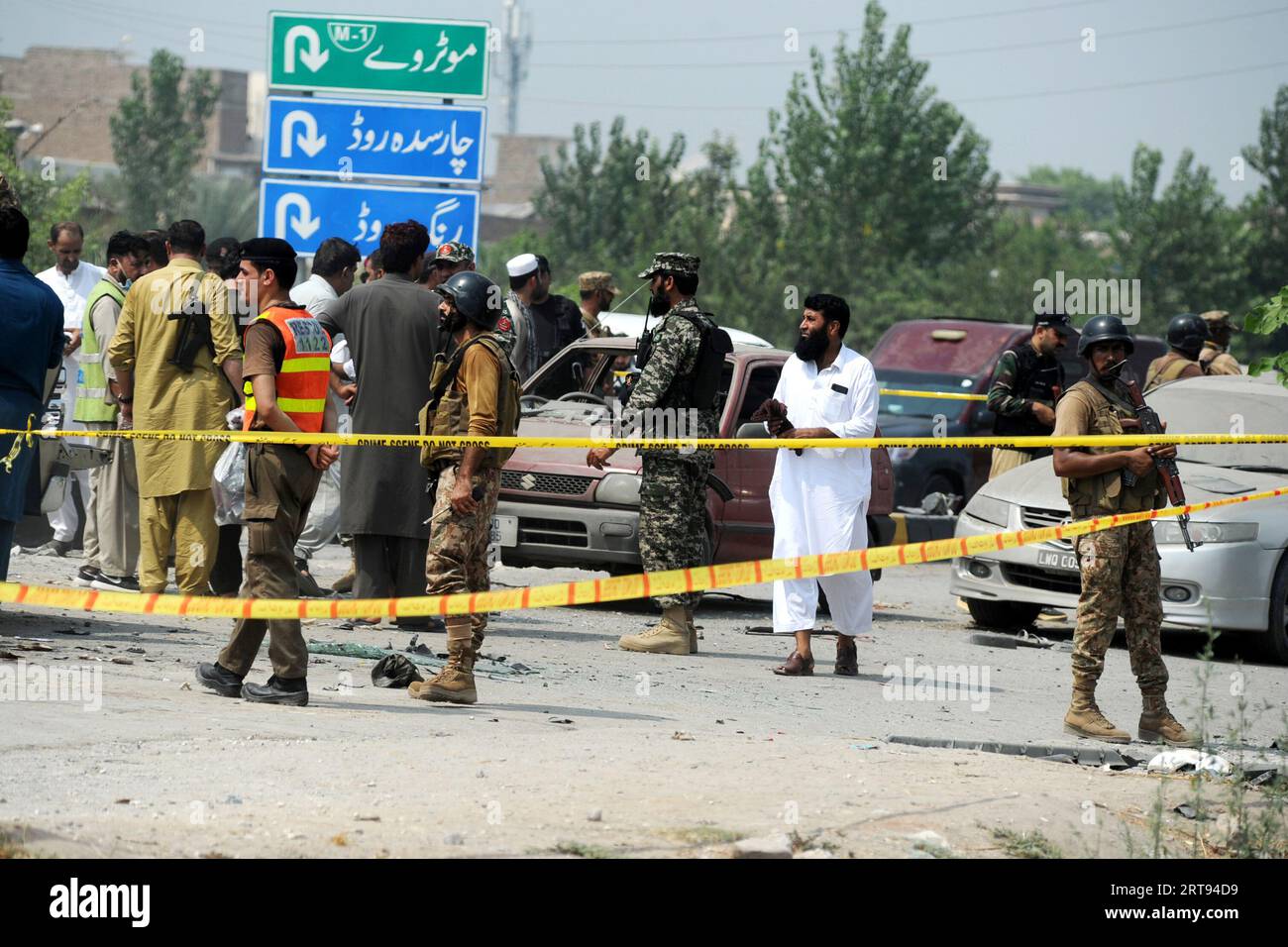 Peshawar, Peshawar, Pakistan. 11 settembre 2023. I funzionari di sicurezza pakistani ispezionano la scena di un'esplosione che ha colpito un veicolo di corpi di frontiera paramilitari a Peshawar, Pakistan, l'11 settembre 2023. Almeno un ufficiale del corpo di frontiera fu ucciso e altri nove, tra cui sei membri del corpo di frontiera, feriti in un'esplosione che colpì un veicolo delle forze di sicurezza nella zona di Warsak Road di Peshawar. Si sospetta che l'esplosione sia un'esplosione di IED, e la natura dell'esplosione sarà confermata dopo che l'unità di smaltimento delle bombe presenterà il suo rapporto, ha detto la polizia. Tre civili furono anche tra i feriti Foto Stock