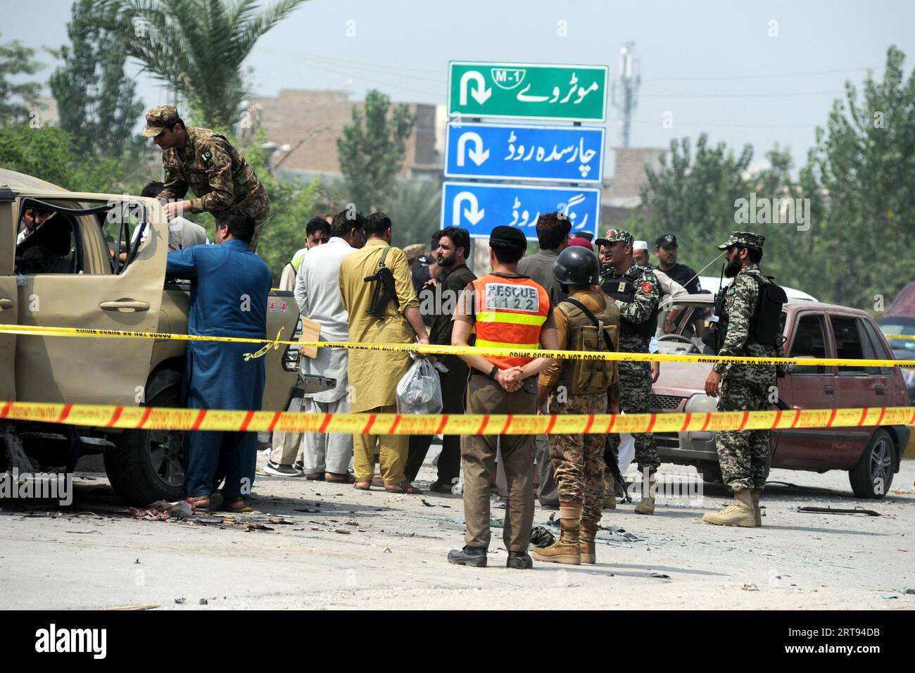 Peshawar, Peshawar, Pakistan. 11 settembre 2023. I funzionari di sicurezza pakistani ispezionano la scena di un'esplosione che ha colpito un veicolo di corpi di frontiera paramilitari a Peshawar, Pakistan, l'11 settembre 2023. Almeno un ufficiale del corpo di frontiera fu ucciso e altri nove, tra cui sei membri del corpo di frontiera, feriti in un'esplosione che colpì un veicolo delle forze di sicurezza nella zona di Warsak Road di Peshawar. Si sospetta che l'esplosione sia un'esplosione di IED, e la natura dell'esplosione sarà confermata dopo che l'unità di smaltimento delle bombe presenterà il suo rapporto, ha detto la polizia. Tre civili furono anche tra i feriti Foto Stock