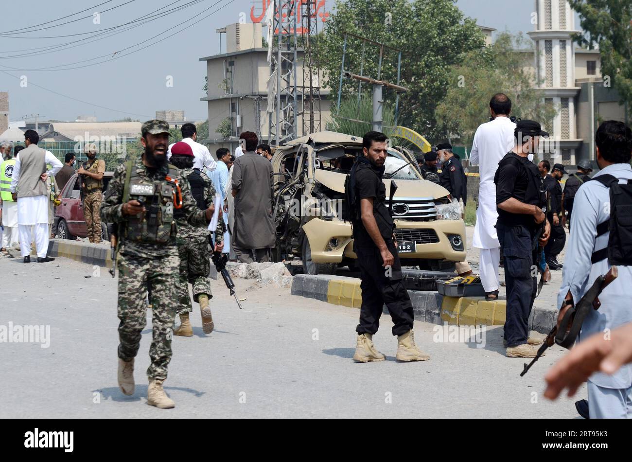 Peshawar, Peshawar, Pakistan. 11 settembre 2023. I funzionari di sicurezza pakistani ispezionano la scena di un'esplosione che ha colpito un veicolo di corpi di frontiera paramilitari a Peshawar, Pakistan, l'11 settembre 2023. Almeno un ufficiale del corpo di frontiera fu ucciso e altri nove, tra cui sei membri del corpo di frontiera, feriti in un'esplosione che colpì un veicolo delle forze di sicurezza nella zona di Warsak Road di Peshawar. Si sospetta che l'esplosione sia un'esplosione di IED, e la natura dell'esplosione sarà confermata dopo che l'unità di smaltimento delle bombe presenterà il suo rapporto, ha detto la polizia. Tre civili furono anche tra i feriti Foto Stock