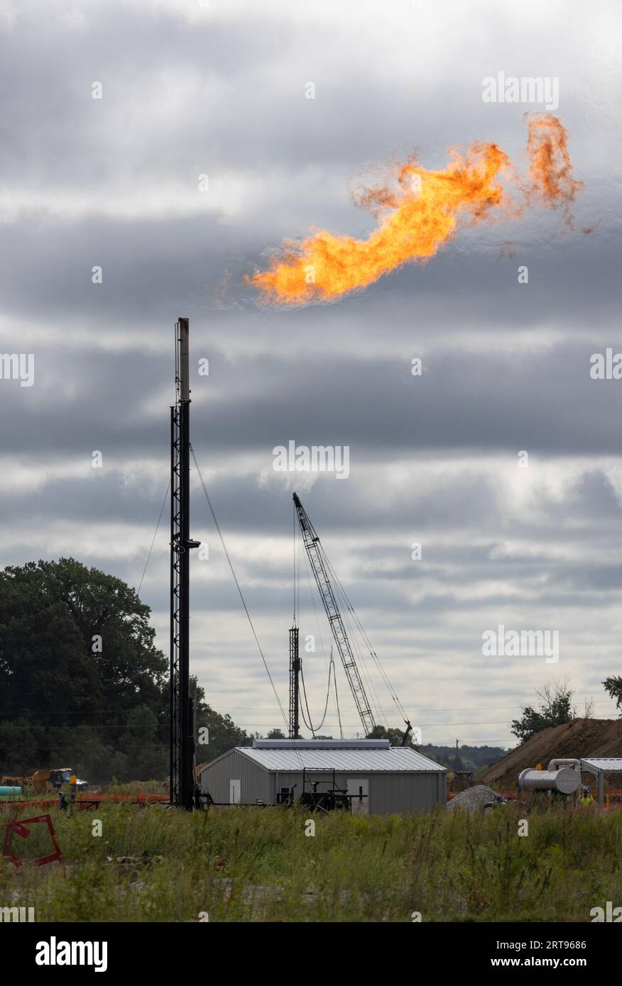 Kokomo - 30 agosto 2023: Gas flare in un cantiere. Un gas flare è un dispositivo di combustione utilizzato per bruciare i vapori di gas infiammabili in eccesso. Foto Stock