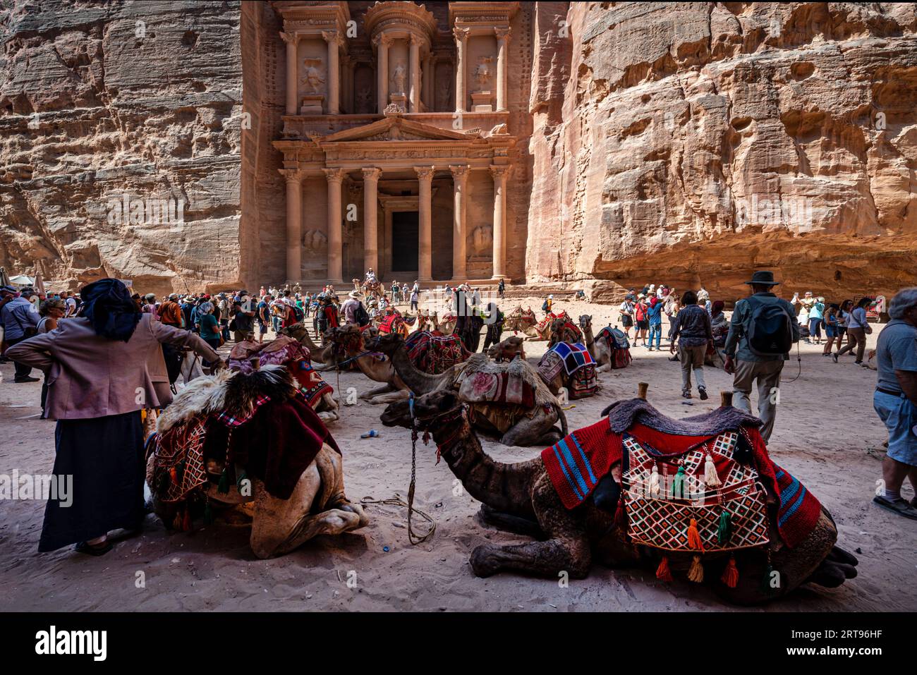 Turisti e cammelli di fronte al Tesoro (al-Khazneh), sito archeologico di Petra, Giordania Foto Stock