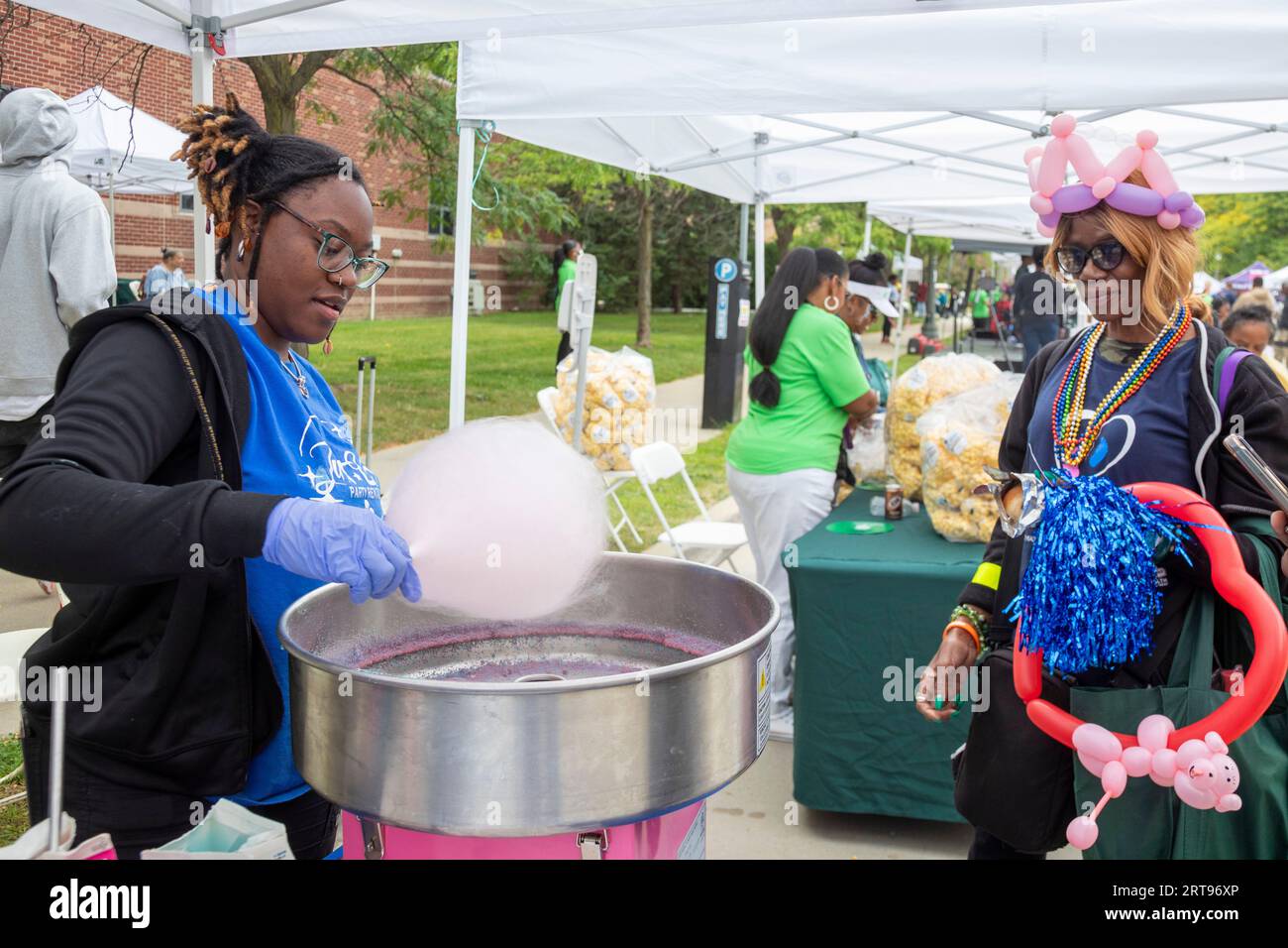 Detroit, Michigan - Un venditore produce caramelle di cotone ad una festa organizzata dal Dipartimento della salute di Detroit. L'evento ha offerto consigli per una vita sana, Foto Stock