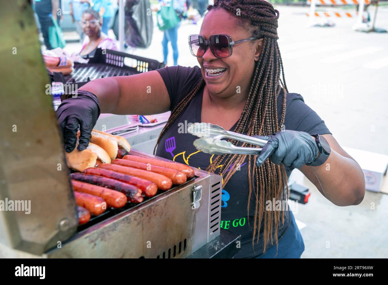 Detroit, Michigan - Un venditore grigia hot dog ad una festa organizzata dal Dipartimento della salute di Detroit. L'evento ha offerto consigli di vita sana, vac Foto Stock