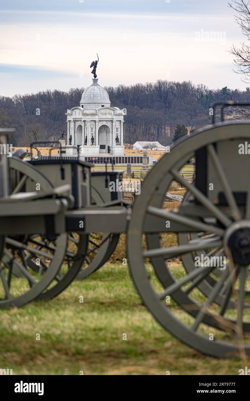 Carri dell'esercito dell'Unione sul Cemetery Ridge vicino all'angolo al Gettysburg National Military Park con il Pennsylvania State Memorial sullo sfondo. (USA) Foto Stock