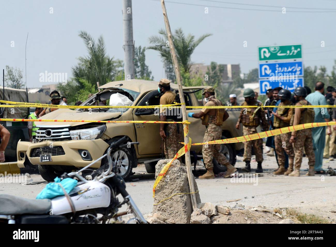 Peshawar, Peshawar, Pakistan. 11 settembre 2023. I funzionari di sicurezza pakistani ispezionano la scena di un'esplosione che ha colpito un veicolo di corpi di frontiera paramilitari a Peshawar, Pakistan, l'11 settembre 2023. Almeno un ufficiale del corpo di frontiera fu ucciso e altri nove, tra cui sei membri del corpo di frontiera, feriti in un'esplosione che colpì un veicolo delle forze di sicurezza nella zona di Warsak Road di Peshawar. Si sospetta che l'esplosione sia un'esplosione di IED, e la natura dell'esplosione sarà confermata dopo che l'unità di smaltimento delle bombe presenterà il suo rapporto, ha detto la polizia. Tre civili furono anche tra i feriti Foto Stock