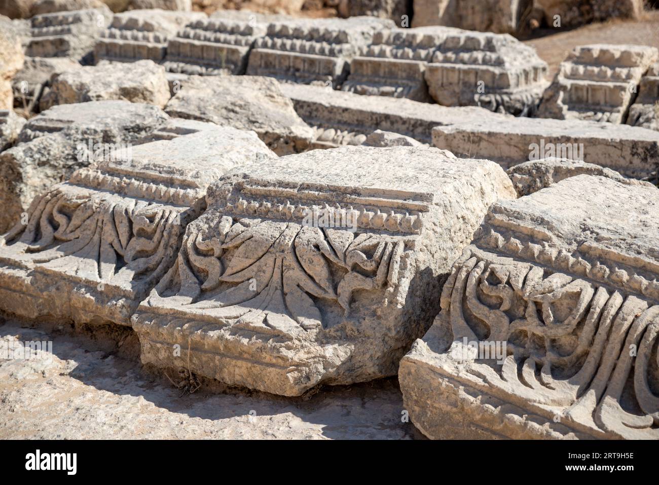 Elementi decorati nel sito archeologico greco-romano di Jerash, Giordania Foto Stock