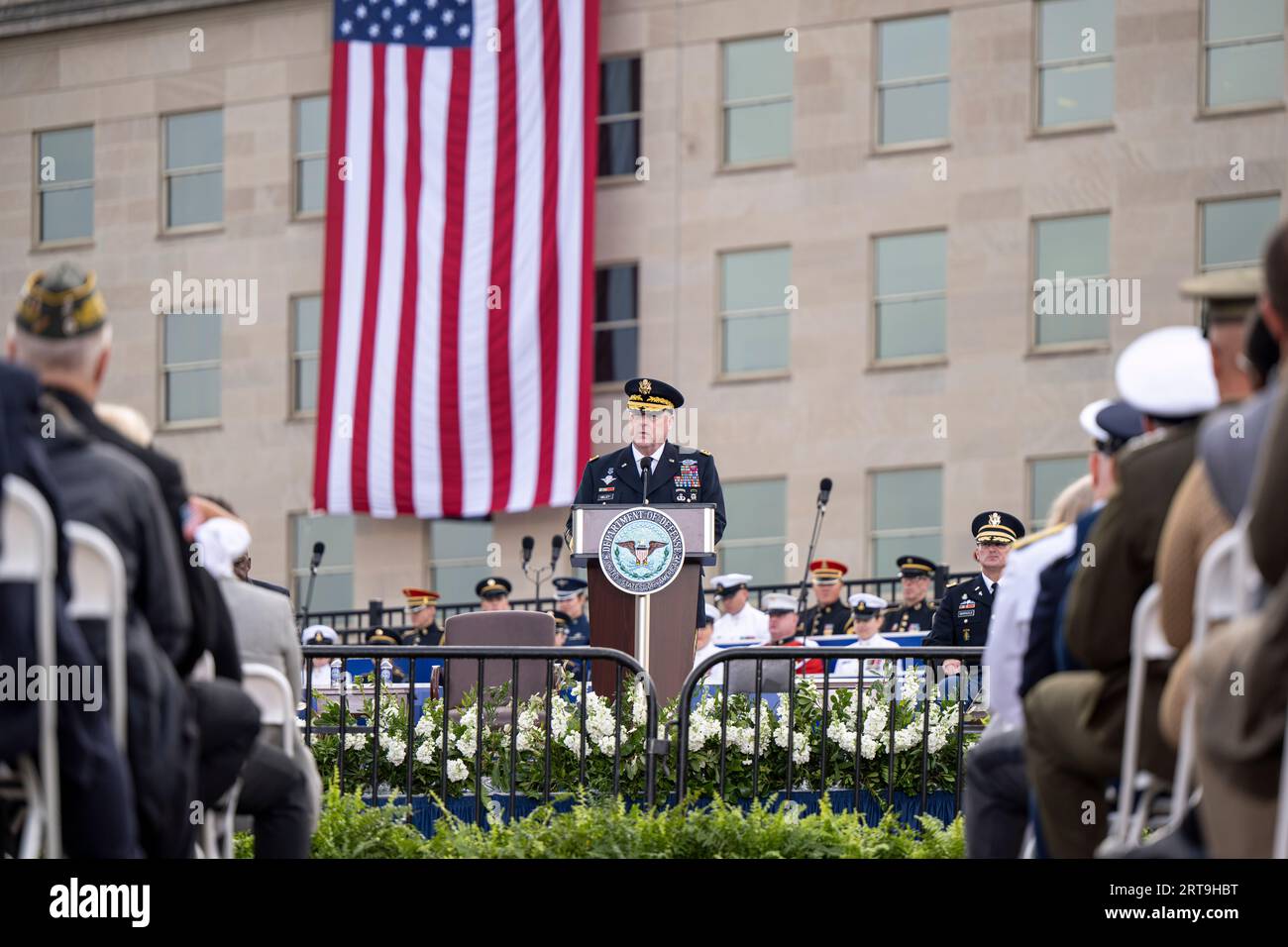 Washington, Stati Uniti d'America. 11 settembre 2023. Washington, Stati Uniti d'America. 11 settembre 2023. Il presidente degli Stati Uniti del Joint Chiefs of staff Army, il generale Mark Milley, pronuncia osservazioni durante la cerimonia di osservanza del Pentagono del 9/11 commemorando le vite perse negli attacchi terroristici al Pentagono, l'11 settembre 2023 a Washington, DCWashington, Stati Uniti d'America. 11 settembre 2023. Crediti: Planetpix/Alamy Live News Foto Stock