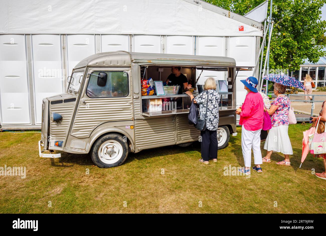 Vintage Citroen, furgone mobile per gelati e snack bar al RHS Wisley Flower Show supportato da Stressless, settembre 2023, RHS Garden Wisley, Surrey Foto Stock