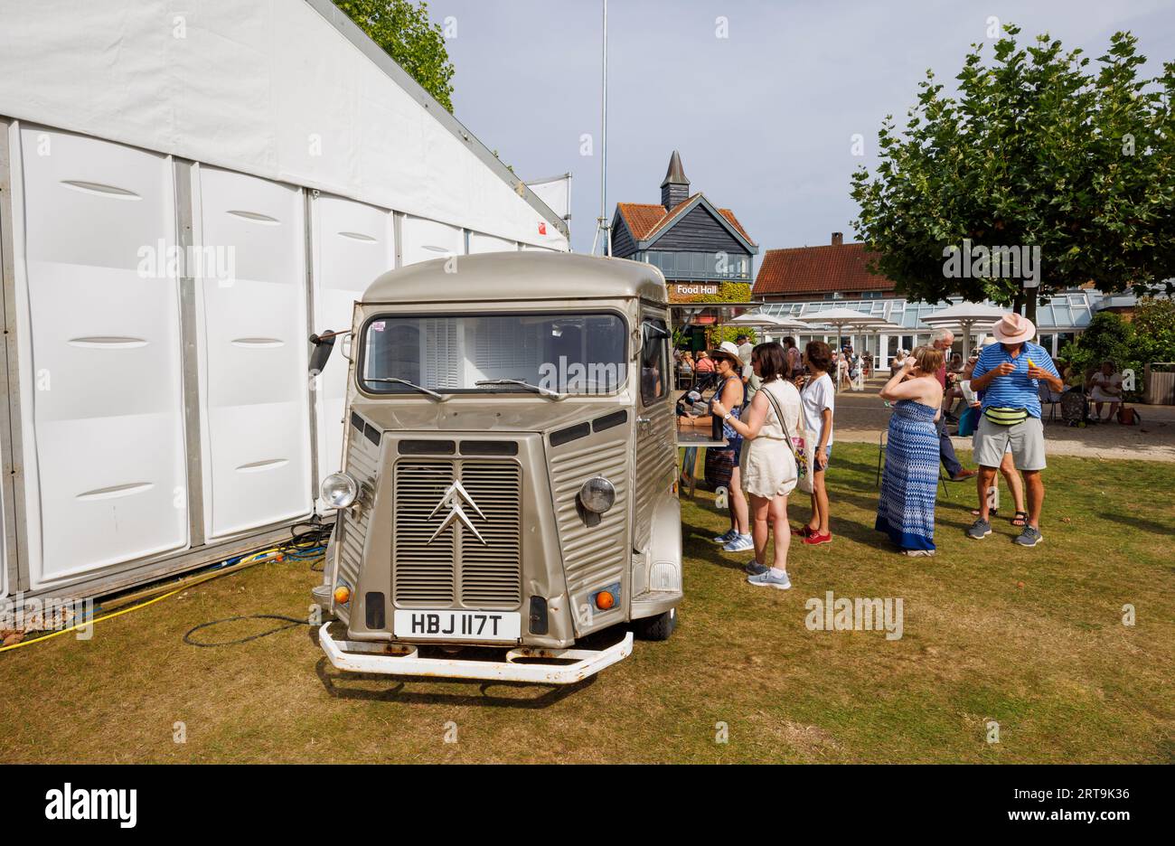 Vintage Citroen, furgone mobile per gelati e snack bar al RHS Wisley Flower Show supportato da Stressless, settembre 2023, RHS Garden Wisley, Surrey Foto Stock