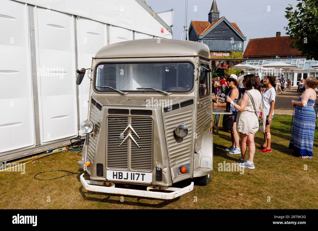 Vintage Citroen, furgone mobile per gelati e snack bar al RHS Wisley Flower Show supportato da Stressless, settembre 2023, RHS Garden Wisley, Surrey Foto Stock