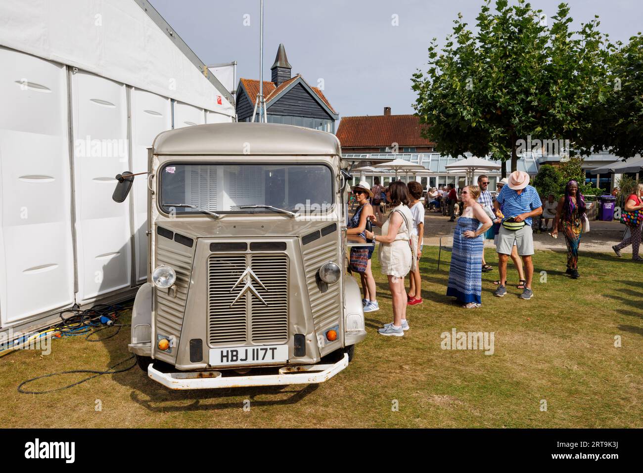 Vintage Citroen, furgone mobile per gelati e snack bar al RHS Wisley Flower Show supportato da Stressless, settembre 2023, RHS Garden Wisley, Surrey Foto Stock