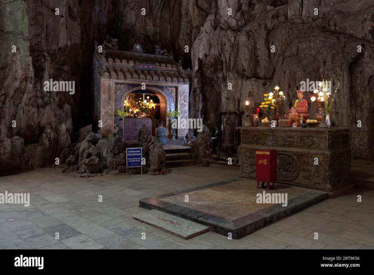 Da Nang, Vietnam - 21 agosto 2018: Donna che prega in un santuario all'interno della grotta Huyen Khong nelle montagne di marmo, da Nang. Foto Stock