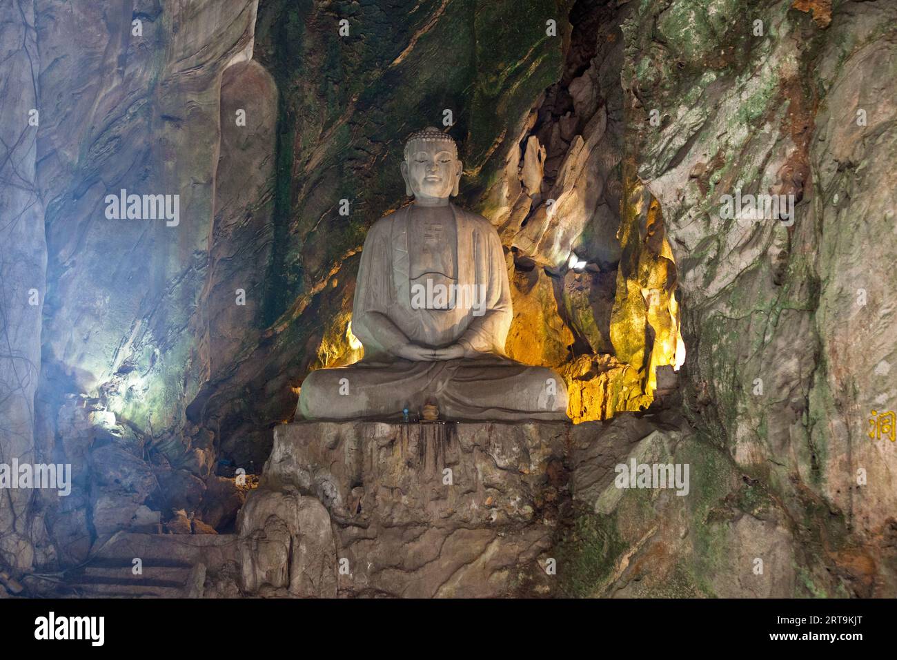 Statua del Buddha scolpita direttamente nella pietra di marmo all'interno della grotta Huyen Khong a da Nang. Foto Stock