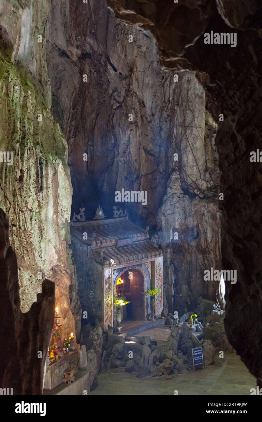 Santuario all'interno della Grotta di Huyen Khong nelle Montagne di marmo, da Nang. Foto Stock
