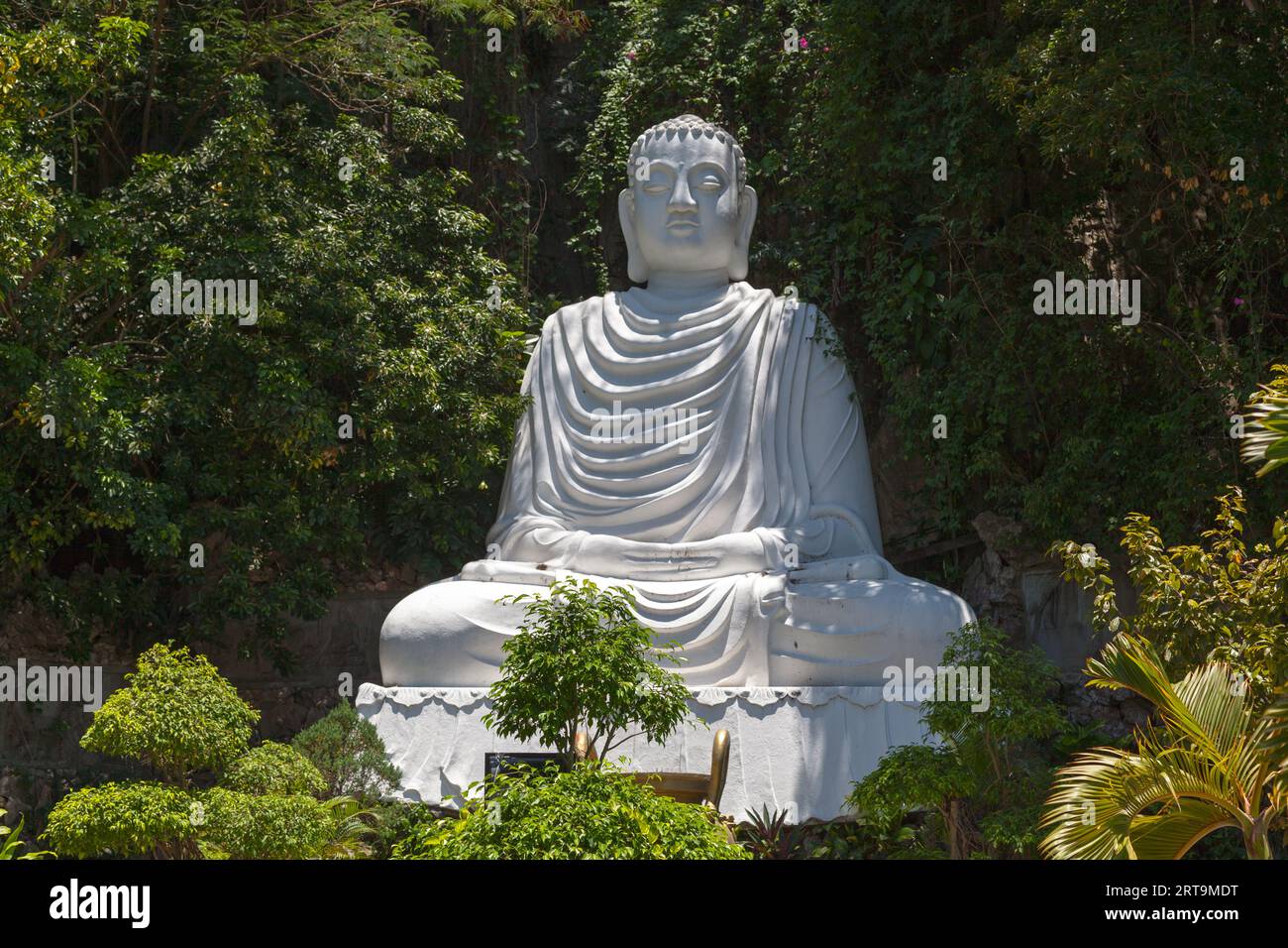 Statua di Buddha in marmo bianco alla Pagoda non Nuoc sulle montagne di marmo, da Nang. Foto Stock