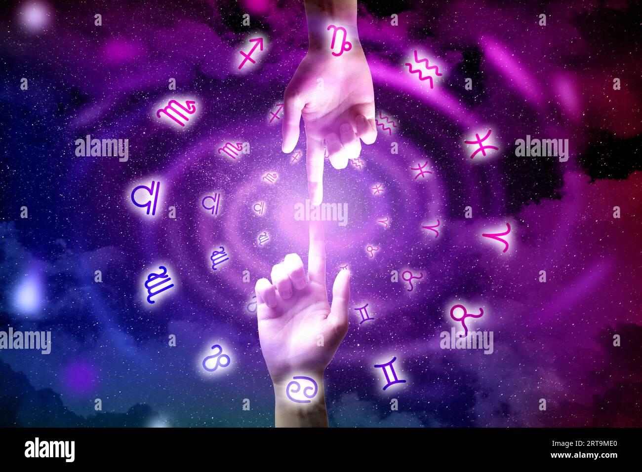 Astrologia. Persone che uniscono le dita, segni zodiacali intorno alle mani contro il cielo stellato notturno, primo piano Foto Stock