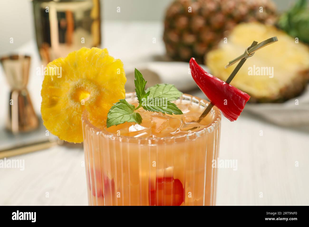 Bicchiere di cocktail di ananas piccante con peperoncino e menta su sfondo  chiaro, primo piano Foto stock - Alamy
