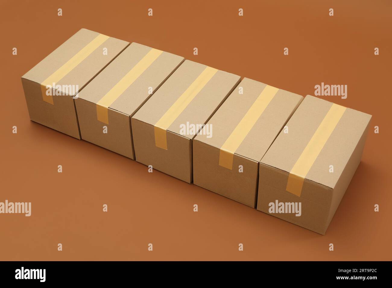 Gruppo di scatole di cartone su sfondo marrone Foto Stock