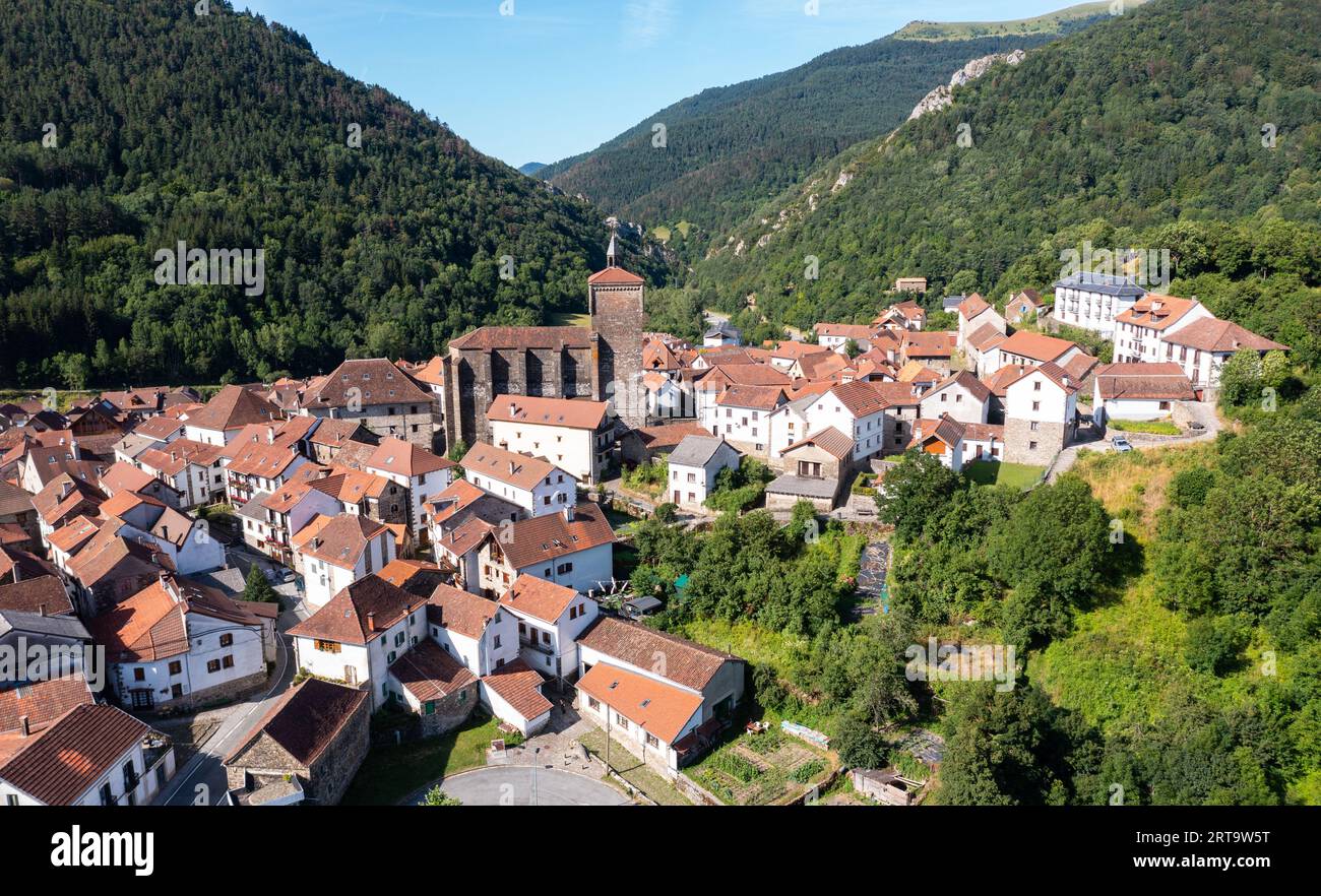 Vista aerea della cittadina di Isaba con la chiesa di San Cipriano nei Pirenei, Navarra Foto Stock