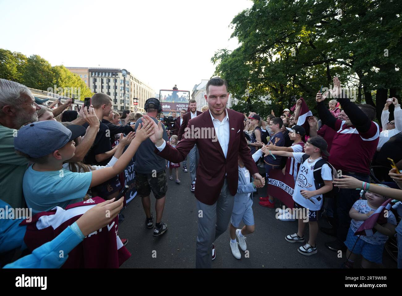 Riga, Lettonia. 11 settembre 2023. Il giocatore lettone Dairis Bertans (fronte C) accoglie i tifosi durante una cerimonia di benvenuto per la squadra lettone di basket al Freedom Monument di riga, in Lettonia, 11 settembre 2023. La squadra lettone di basket finì 5° alla Coppa del mondo FIBA 2023. Crediti: Edijs Palens/Xinhua/Alamy Live News Foto Stock