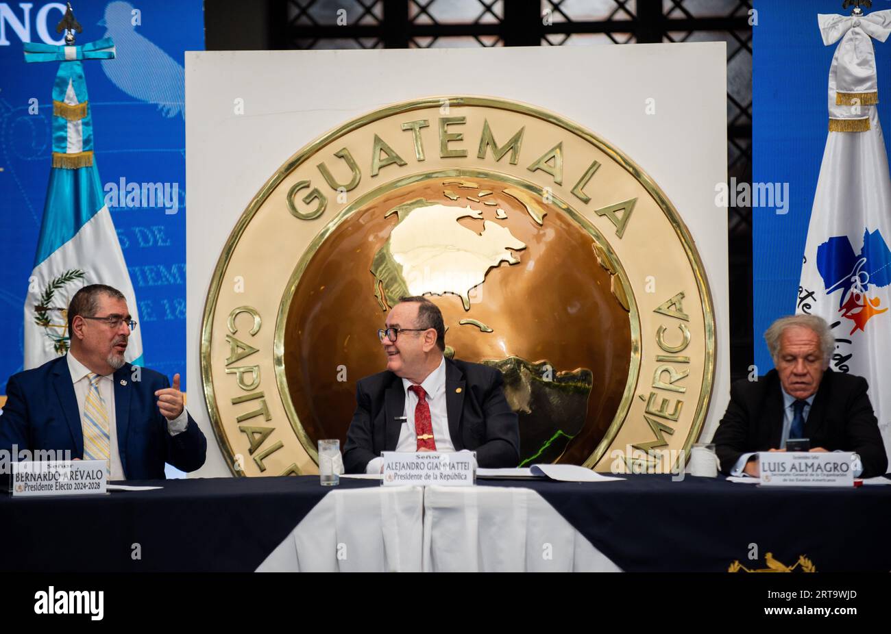 Città del Guatemala, città del Guatemala, Guatemala. 11 settembre 2023. Il presidente della Repubblica, ALEJANDRO GIAMMATTEI, garantì al presidente eletto, BERNARDO ARÃ'VALO, che lui, così come i deputati eletti e i sindaci, sarebbe entrato in carica il 14 gennaio 2024. Queste e altre dichiarazioni sono state fatte dal presidente dopo la fine del secondo incontro di transizione che si è svolto presso il Palazzo Nazionale della Cultura. Quando l'attuale presidente rinuncia al potere. Foto Stock