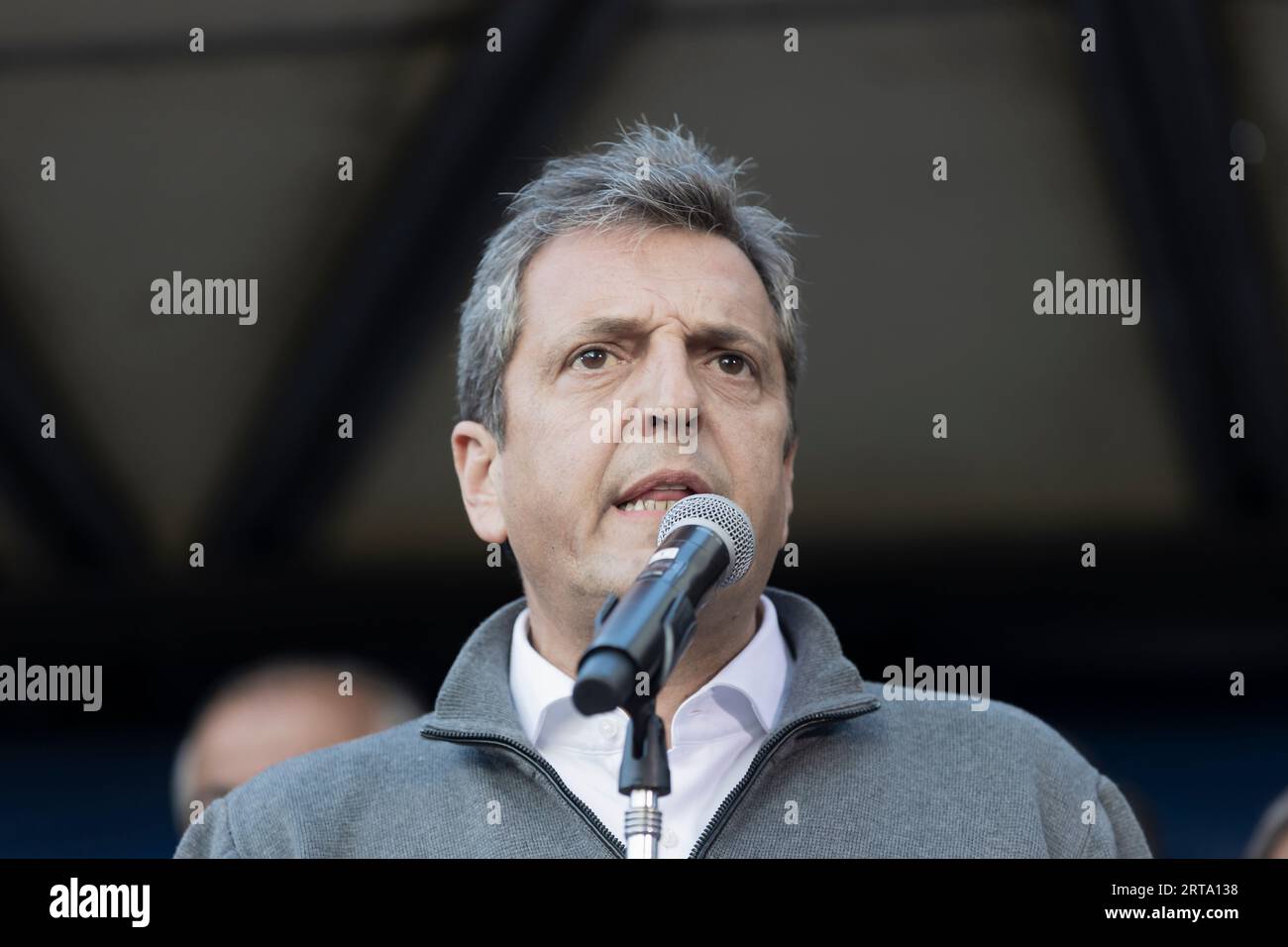 Buenos Aires, Argentina. 11 settembre 2023. Il ministro dell'economia e candidato presidenziale dello spazio politico Unión por la Patria, Sergio massa, ha incontrato i leader sindacali e le autorità della camera dei deputati per poi inviare al Congresso un progetto con cambiamenti nell'imposta sul reddito. Dopo la riunione, il candidato ha reso pubblica l'annuncio della misura di fronte al suo palazzo ministeriale in cui erano presenti i lavoratori dei sindacati che hanno sostenuto la misura. (Credito: Esteban Osorio/Alamy Live News) Foto Stock