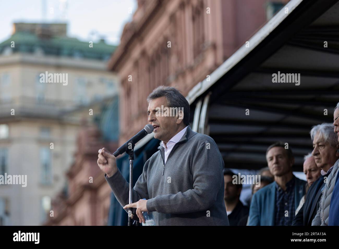 Buenos Aires, Argentina. 11 settembre 2023. Il ministro dell'economia e candidato presidenziale dello spazio politico Unión por la Patria, Sergio massa, ha incontrato i leader sindacali e le autorità della camera dei deputati per poi inviare al Congresso un progetto con cambiamenti nell'imposta sul reddito. Dopo la riunione, il candidato ha reso pubblica l'annuncio della misura di fronte al suo palazzo ministeriale in cui erano presenti i lavoratori dei sindacati che hanno sostenuto la misura. (Credito: Esteban Osorio/Alamy Live News) Foto Stock