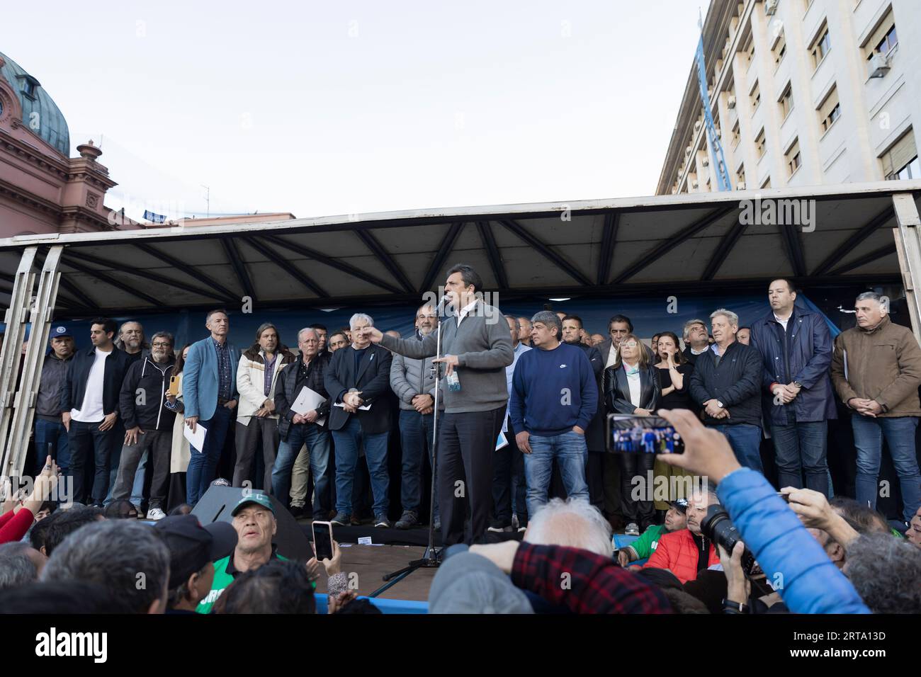 Buenos Aires, Argentina. 11 settembre 2023. Il ministro dell'economia e candidato presidenziale dello spazio politico Unión por la Patria, Sergio massa, ha incontrato i leader sindacali e le autorità della camera dei deputati per poi inviare al Congresso un progetto con cambiamenti nell'imposta sul reddito. Dopo la riunione, il candidato ha reso pubblica l'annuncio della misura di fronte al suo palazzo ministeriale in cui erano presenti i lavoratori dei sindacati che hanno sostenuto la misura. (Credito: Esteban Osorio/Alamy Live News) Foto Stock