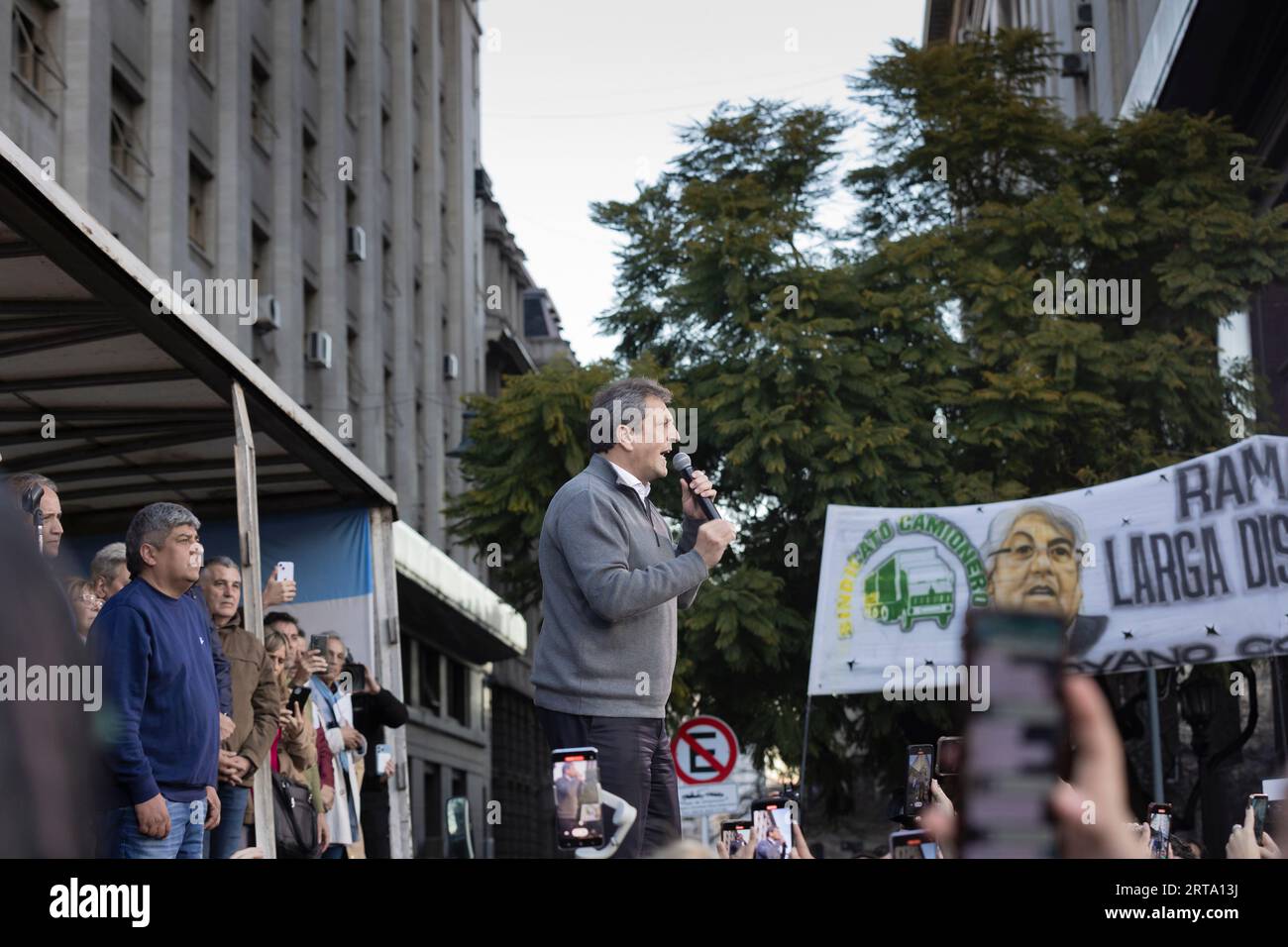 Buenos Aires, Argentina. 11 settembre 2023. Il ministro dell'economia e candidato presidenziale dello spazio politico Unión por la Patria, Sergio massa, ha incontrato i leader sindacali e le autorità della camera dei deputati per poi inviare al Congresso un progetto con cambiamenti nell'imposta sul reddito. Dopo la riunione, il candidato ha reso pubblica l'annuncio della misura di fronte al suo palazzo ministeriale in cui erano presenti i lavoratori dei sindacati che hanno sostenuto la misura. (Credito: Esteban Osorio/Alamy Live News) Foto Stock