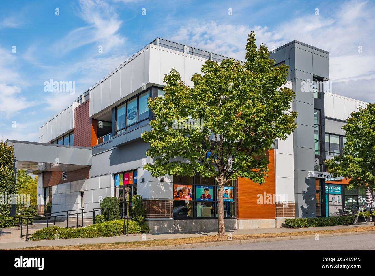 Esterno di un moderno edificio di uffici in una soleggiata giornata estiva con cielo blu. Vista frontale dell'edificio del Centro culturale nel Surrey, Canada, settembre 7,2023. Foto Stock